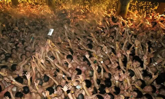 1만명 뒤엉킨 日 ‘알몸 축제’ 사고 속출…3명 의식불명