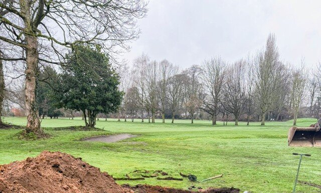영국 골프장 ‘싱크홀’ 파보니…130년 전 사라진 대저택 ‘와인 저장고’였다