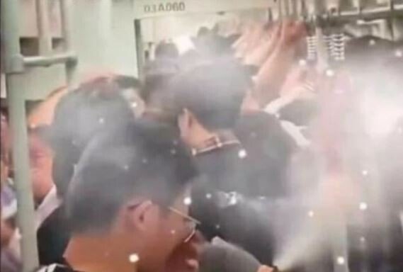 中 광저우 지하철서 페퍼 스프레이 난사…승객들 ‘아수라장’