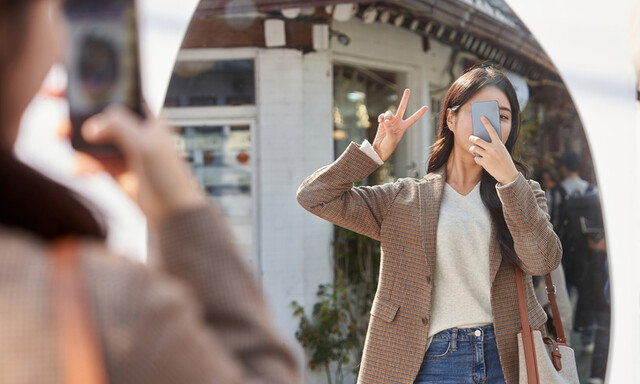 ‘브이 포즈’ 사진 올렸다간…셀카속 지문 ‘복제’ 가능