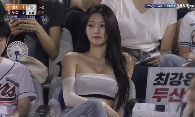 “야구장 여신도 가짜였다”…AI에 현실감 잃는 한국, 외신도 경고