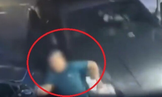 “구사일생은 이런 것”…인도 돌진 차량 피한 남성(영상)