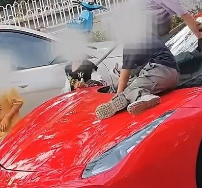 8억 페라리 미끄럼 타 긁은 아이들…부모 “100만원만 보상” (영상)