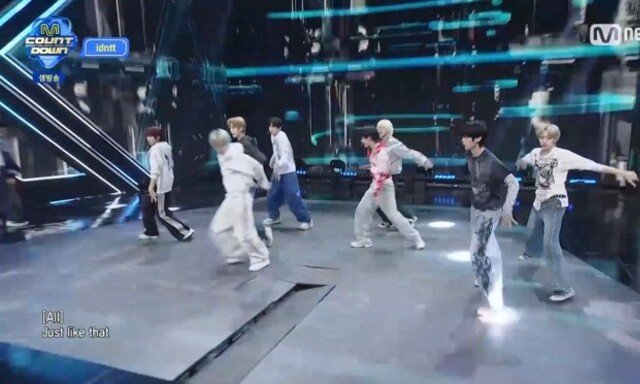 ‘엠카’ 생방송 中 무대 내려앉는 사고 발생…아찔