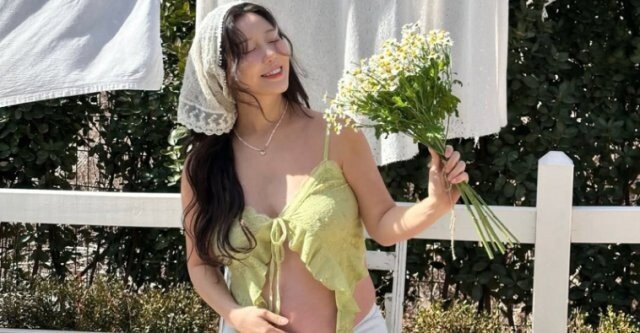 나비, 만삭에도 옷 풀어헤친 채…과감한 D라인