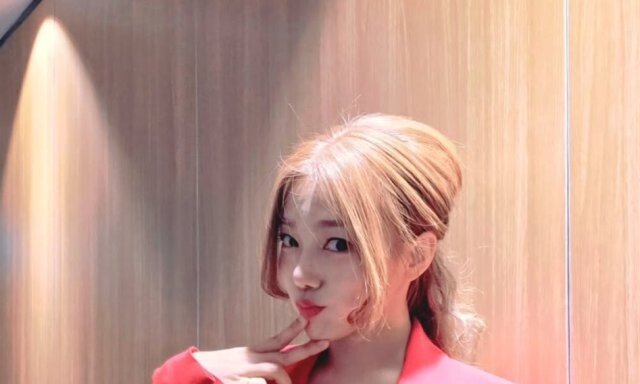 이채영, 화끈한 노브라 패션+키스마크…언니 옷 여며