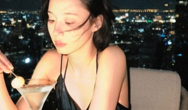 에스파 윈터, 헐렁한 슬립 드레스+술잔…고혹적 분위기