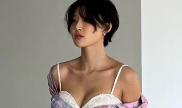 화사, 브라 위 드레스 독특…흘러내릴 것 같아