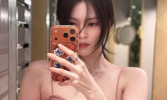 한소희 노출 살짝+미모 반짝…칸 씹어 먹었다