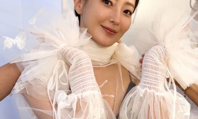 쉰 앞둔 김희선, 다 비치는 상의…과감한데 멋져