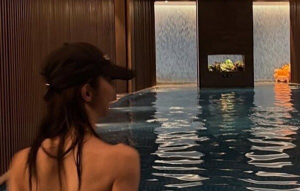 이주빈, 수영복 자태 공개…직각 어깨·탄탄한 잔근육 ‘자기관리의 정석’