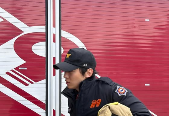덱스, 소방복 입자 반응 터졌다…“원래 꿈이 소방관” [SD셀픽]