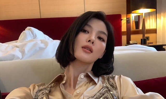 김유정, 호텔 침대서 찰칵…단발 변신하니 성숙미 폭발 [DA★]