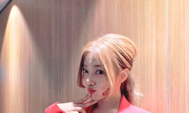 이채영, 화끈한 노브라 패션+키스마크…언니 옷 여며요 [DA★]