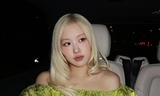 로제, 명품 쇼 홀린 오프숄더 자태…비현실적 어깨라인 [DA★]