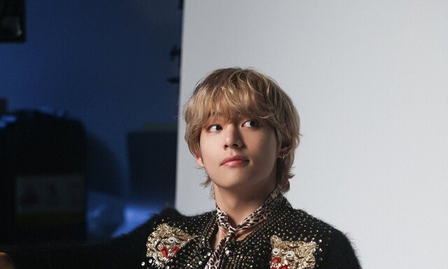 방탄소년단 뷔 컴백…광화문 전광판 왜 이렇게 큼