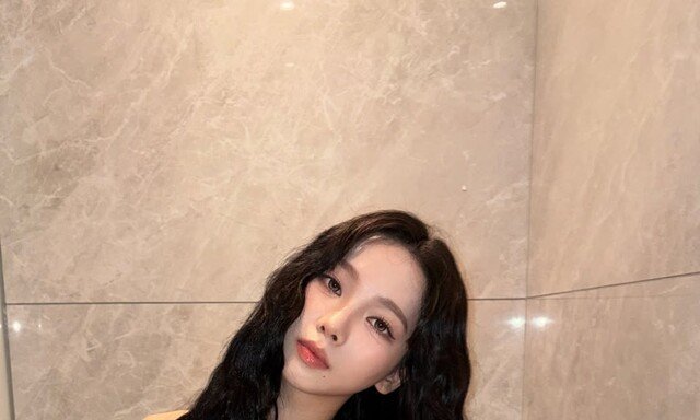 카리나, 크롭탑 입고 뽐낸 ‘한 줌 허리’… AI보다 더 AI 같은 몸매 [DA★]