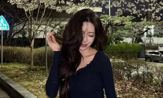 있지 유나, 벚꽃 구경하며 뽐낸 ‘황금 골반’…꽃보다 허리만 보여 [DA★]