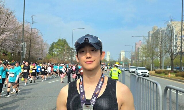 정해인, 생애 첫 하프 마라톤 완주…기록까지 완벽한 사기캐 [DA★]