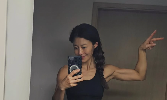 이지현, 선명한 복근 공개…헤어디자이너 새 출발까지