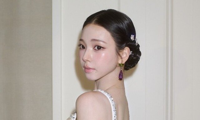 카리나, ‘멧 갈라’ 빛낸 단아美…백리스 드레스로 시선 압도 [DA★]