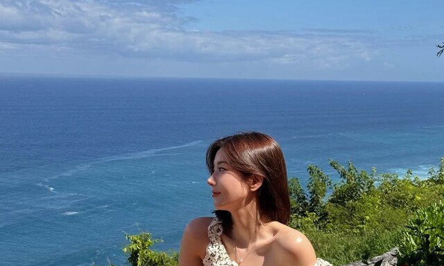 권은비, 발리 밝힌 미모…직각 어깨에 쇄골라인 ‘감탄’ [DA★]