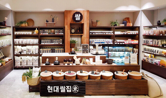 현대백화점의 ‘현대쌀집’. 밥 소믈리에가 취향에 맞는 쌀을 소비자에게 제안한다. [사진 제공 · 현대백화점]