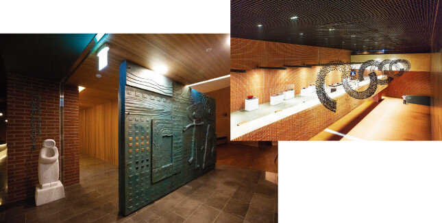 ‘성 정하상 기념경당(소성당)’의 출입문. 청동문을 쉽게 열고 닫을 수 있는 회전문으로 제작했다(왼쪽). 박물관 지하 2층 기획전시공간. [지호영 기자, 김도균]