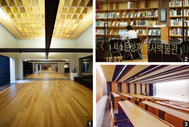 1 지하 1층의 역사박물관. 1만 권의 장서를 소장하고 있다. 2 박물관 지하 1층에 있는 150석 규모의 강연장 ‘명례방’. 3 박물관 지하 1층의 통로 겸 자유 전시공간. 여러 개의 모듈구조를 붙이는 방식으로 독립감과 연속성을 동시에 확보했다. [지호영 기자, 김도균]