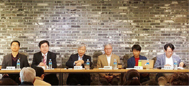 전강수 교수(왼쪽에서 두 번째)는 기본소득형 국토보유세 아이디어를 처음 제시했다. 사진은 2017년 4월 열린 국토보유세 토론회. [전강수 제공]