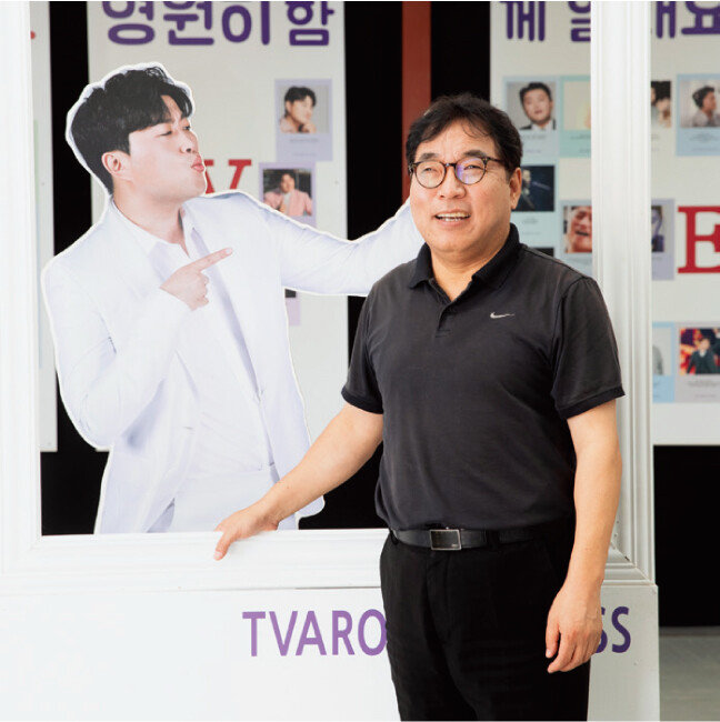 서수용 교장이 김천예고 뒤편에 자리한 ‘김호중 갤러리’ 포토존에 섰다. 학교에서 사용하지 않는 공간을 재활용해 아리스가 직접 꾸몄다. 서 교장은 학교에서 보관하고 있는 김호중의 영상 등 아카이브를 이곳에 모아 문화예술 공간을 만들 예정이다. [지호영 기자]