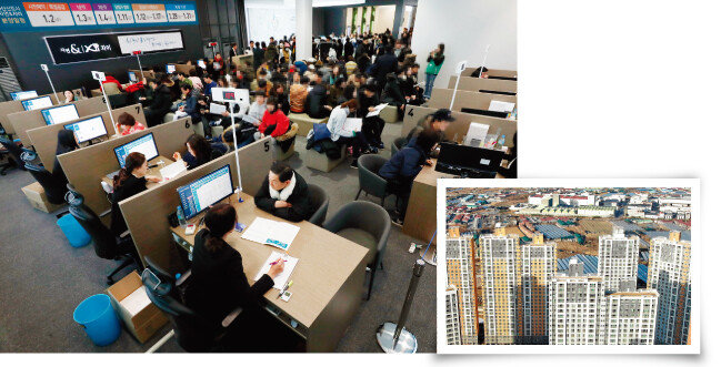 지난해 연말 서울과 수도권 청약시장은 집을 사려는 실수요자들로 북적였다. 사진은 경기 남양주시 ‘다산신도시 자연&자이’ 본보기집(왼쪽)과 남양주 다산신도시 뒤로 보이는 3기 신도시 대지인 왕숙1지구. [뉴스1]