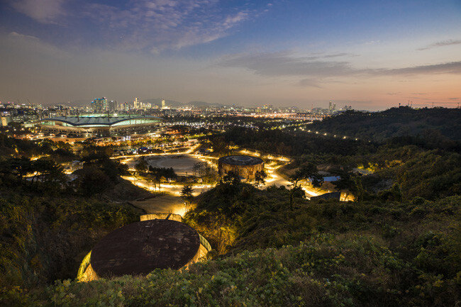 신축한 1개 탱크를 포함해
총 6개 탱크는 원형 외관을
유지한 채 공연장, 전시장 등으로
탈바꿈했다. 문화비축기지
주변에 서울월드컵경기장과
하늘공원 등이 있다.