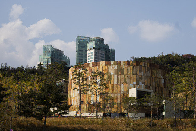 새로 지은 커뮤니티센터. 해체된
탱크의 철판을 재활용했다.