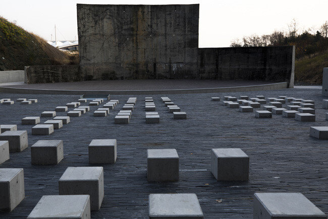 T2의 입구에서 경사를 따라
올라가면 야외공연장으로
쓰이는 2층 상부 공간이
나온다.