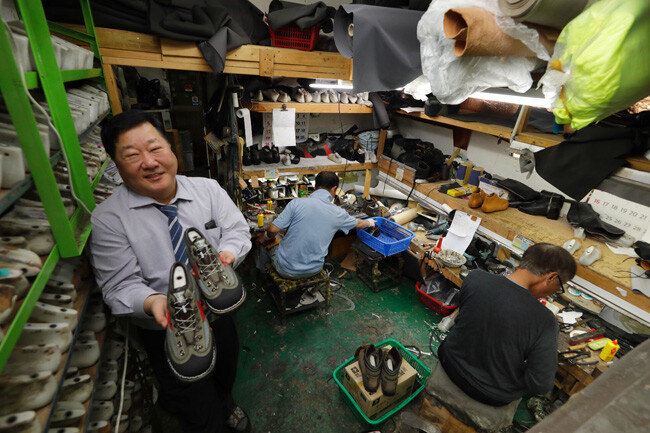 중구 수표로의 송림수제화는 한국 최초로 등산화를 만든 가게다. 송림수제화의 임명형 사장.