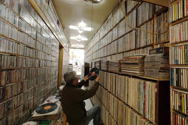중구 마장로의 돌레코드. 지금도 LP 마니아들이 즐겨 찾는 명소다.