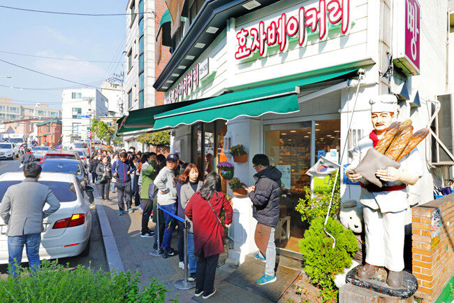 종로구 필운대로 효자베이커리는 인기가 좋아 빵을 사려는 사람들이 줄지어 있을 때가 많다.