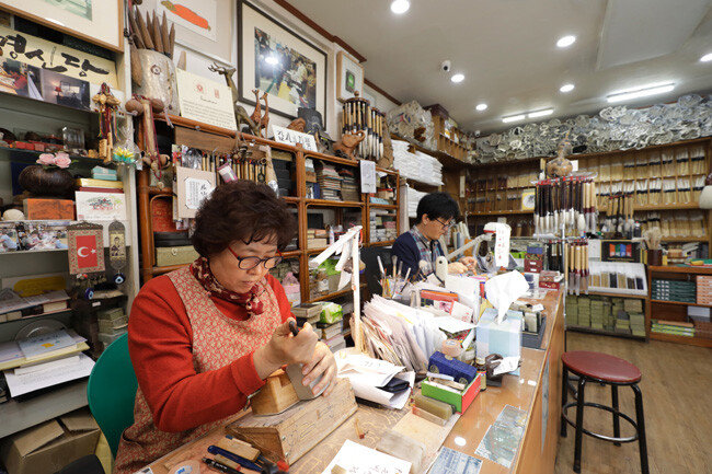 종로구 인사동의 명신당 필방. 며느리 김명 씨가 시아버지로부터 가게를 물려받았다.