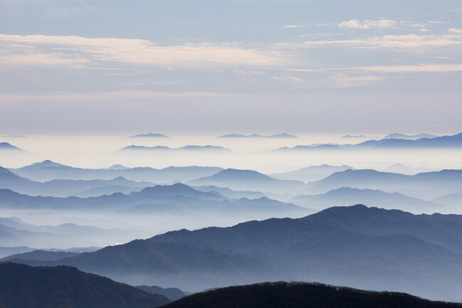 운무로 가득한 덕유산 산세.