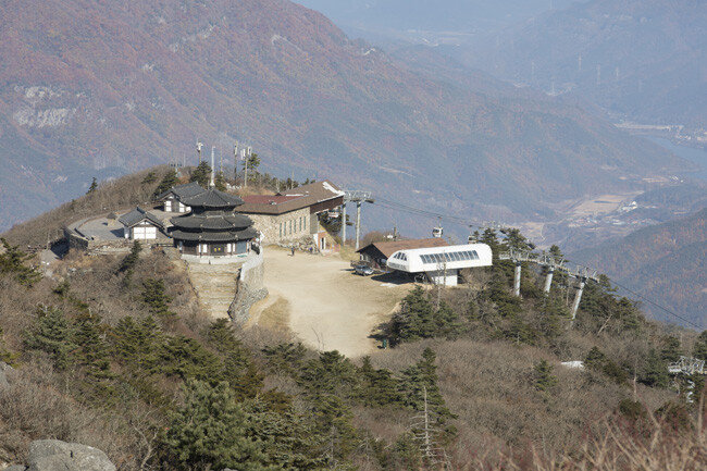 두 발로 오르기 어렵다면 곤돌라를 이용할 수 있다.