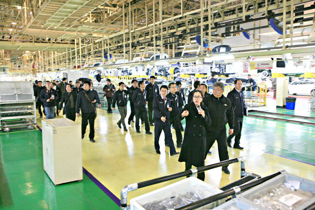 2015년 이상범 씨와 현대차 노사 관계자들이 중국 현대차 공장을 둘러보고 있다.