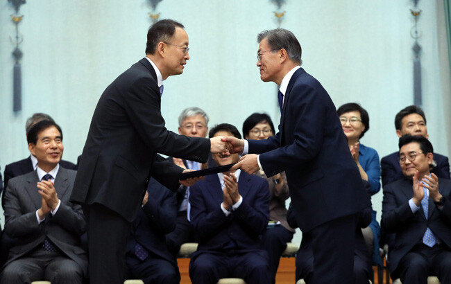 문재인 대통령이 조만간 18개 공기업에 대한 기관장 인선에 나설 것으로 예측된다. 사진은 문재인 대통령(오른쪽)과
‘빈자리 공기업’을 산하에 가장 많이 두고 있는 산업통상자원부의 백운규 장관.[동아일보]