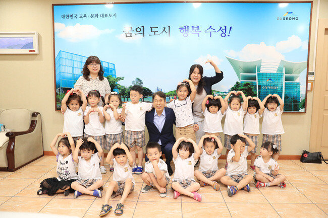 수성구 공룡어린이집 원아들과 포즈를 취한 이진훈 수성구청장.