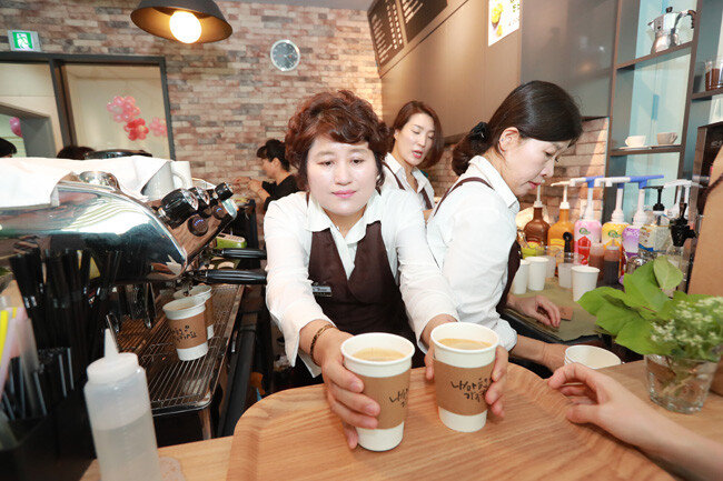 수성구청 ‘수성여성클럽’을 통해 바리스타 교육을 받은 여성들이 범어도서관에 ‘더로즈 카페’를 열었다.