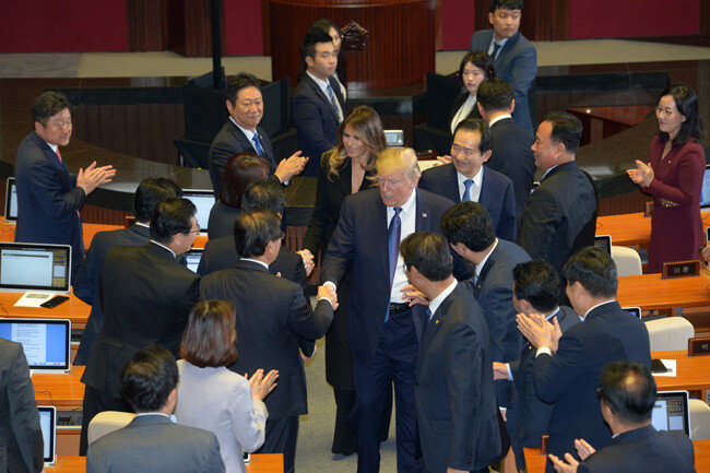 도널드 트럼프 대통령이 11월 8일 국회에서 연설을 마치고 퇴장하며 의원들과 악수하고 있다.[김동주 동아일보 기자]