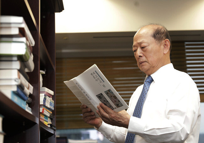 송두환 대검 검찰개혁위원장은 국민의 열망이 높고 검찰 내부에 자성분위기가 고조된 지금이 검찰개혁의 적기라고 말했다.[박해윤 기자]