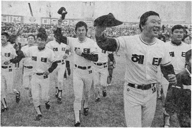 1987년 한국시리즈를 마친 해태 타이거즈 선수단이 광주구장 그라운드를 돌며 팬들의 환호에 답하고 있다. 오른쪽 맨 앞이 선동열 현 야구 국가대표팀 감독.  [뉴시스]