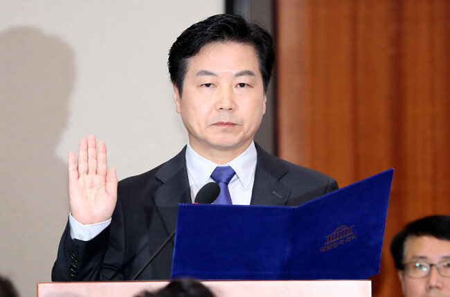 11월 10일 홍종학 중소벤처기업부 장관 후보자가 서울 여의도 국회에서 열린 인사청문회에서 선서를 하고 있다. [뉴시스]