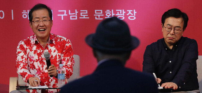 홍준표 자유한국당 대표(왼쪽)가 서병수 부산시장과 함께 8월 27일 부산 해운대구 문화광장에서 열린 토크콘서트에 참석해 이야기하고 있다.[박경모 동아일보 기자]